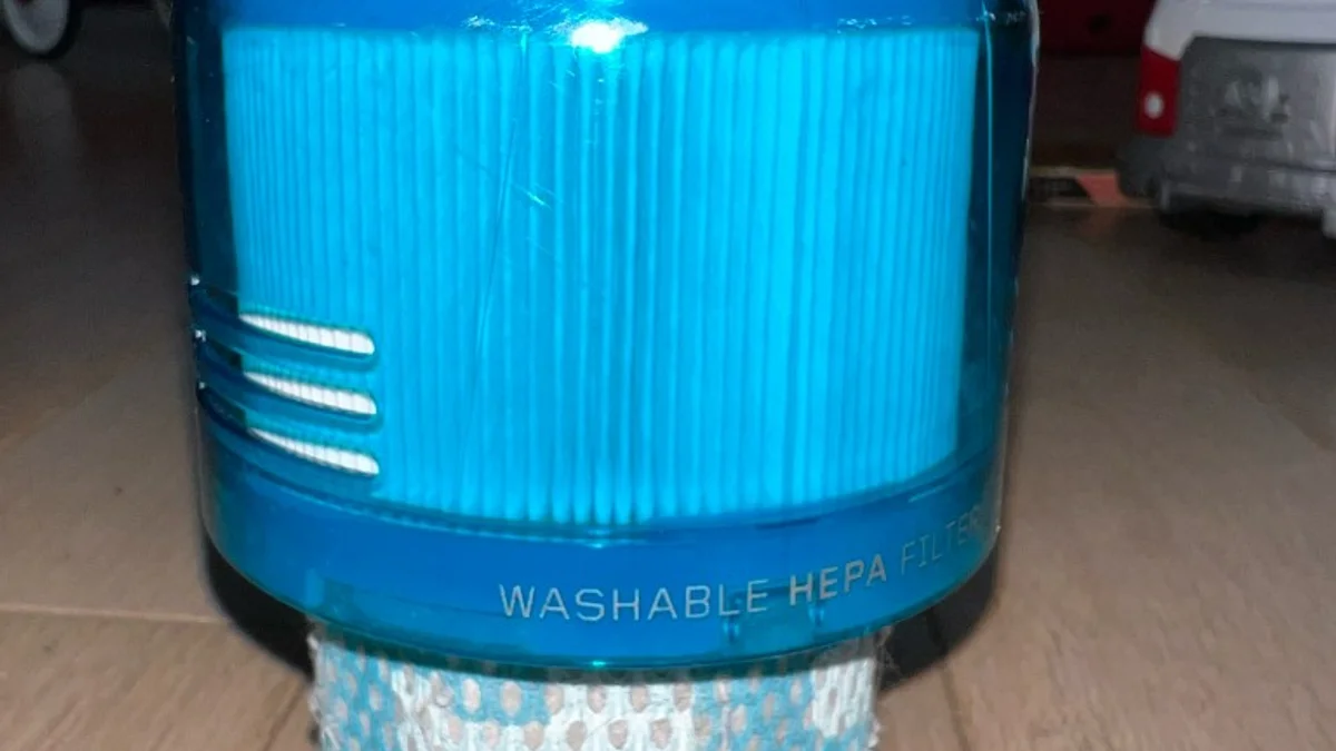 Filtre HEPA DEGG lavable compatible Dyson V15, détail du matériau plissé et de la mention « WASHABLE HEPA FILTER »