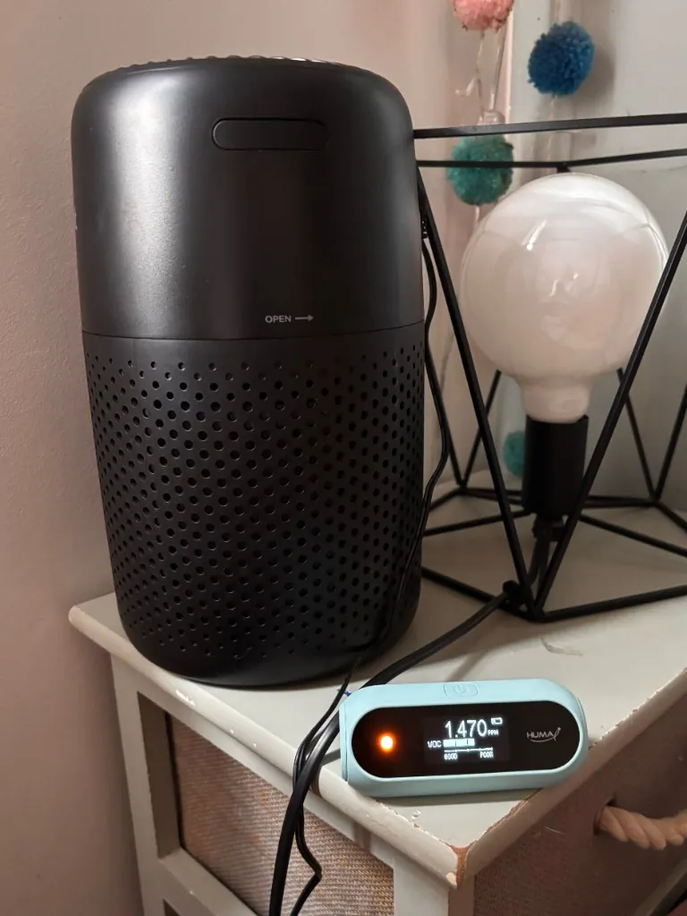 Détecteur Huma-i affichant 1,470 ppm de COV dans une chambre avant mise en route du purificateur Levoit