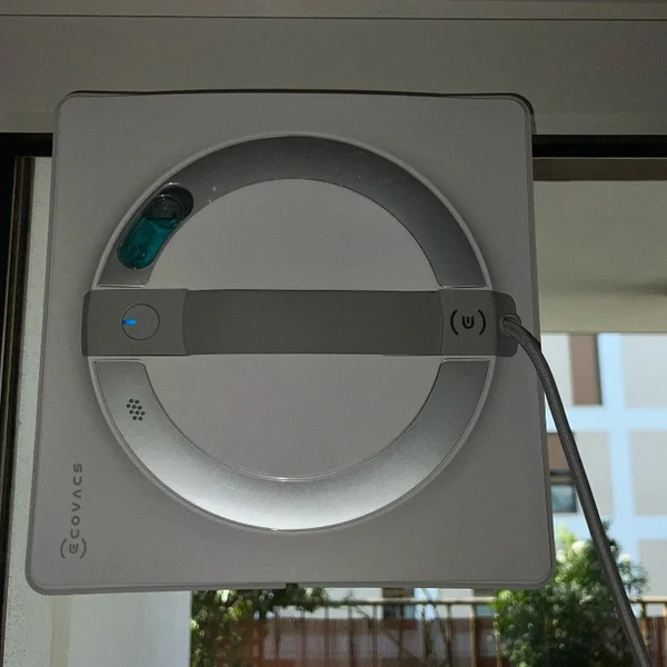 Robot lave-vitres Ecovacs Winbot W2 Pro sur une fenêtre
